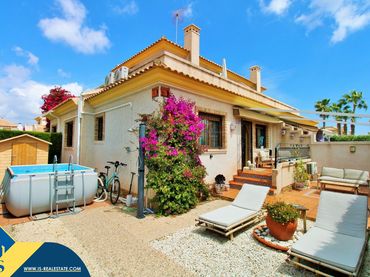 Casa con piscina en venta en Orihuela Costa