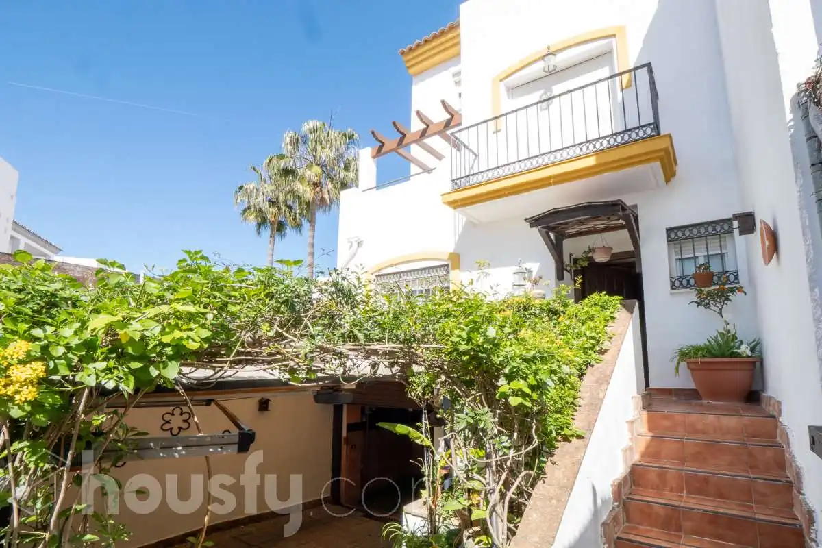Houses for sale in Calle Atlántida, Alcorrín