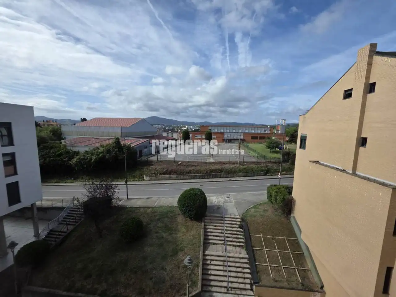 Vista exterior de Dúplex en venda en Avilés amb Calefacció, Parquet i Terrassa