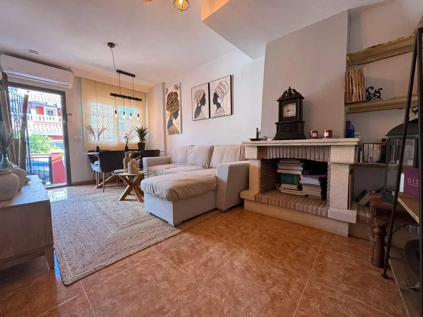 Sala d'estar de Casa adosada en venda en Orihuela amb Aire condicionat, Jardí privat i Terrassa