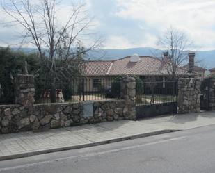 Vista exterior de Casa o xalet en venda en Torrecaballeros amb Jardí privat, Terrassa i Piscina