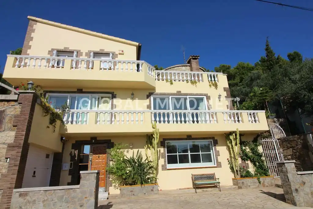 Vista exterior de Casa o xalet en venda en Roses amb Aire condicionat, Calefacció i Jardí privat