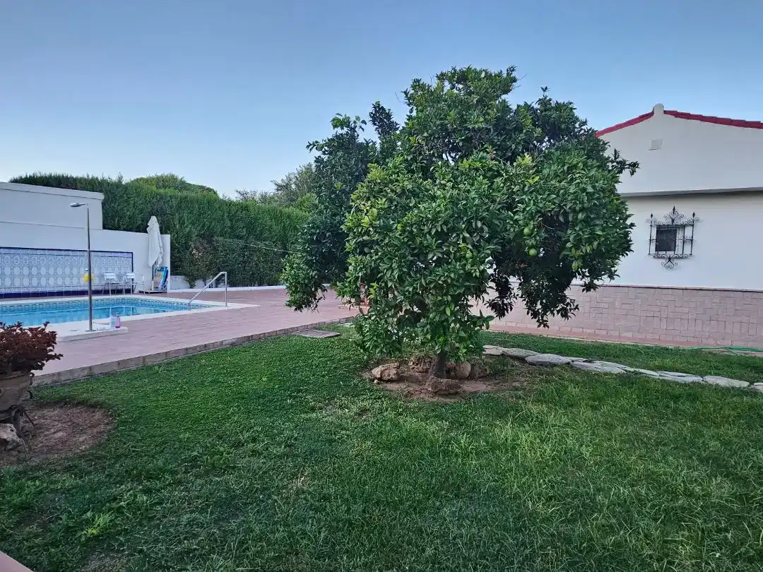 Piscina de Pis en venda en Espartinas amb Aire condicionat, Jardí privat i Piscina