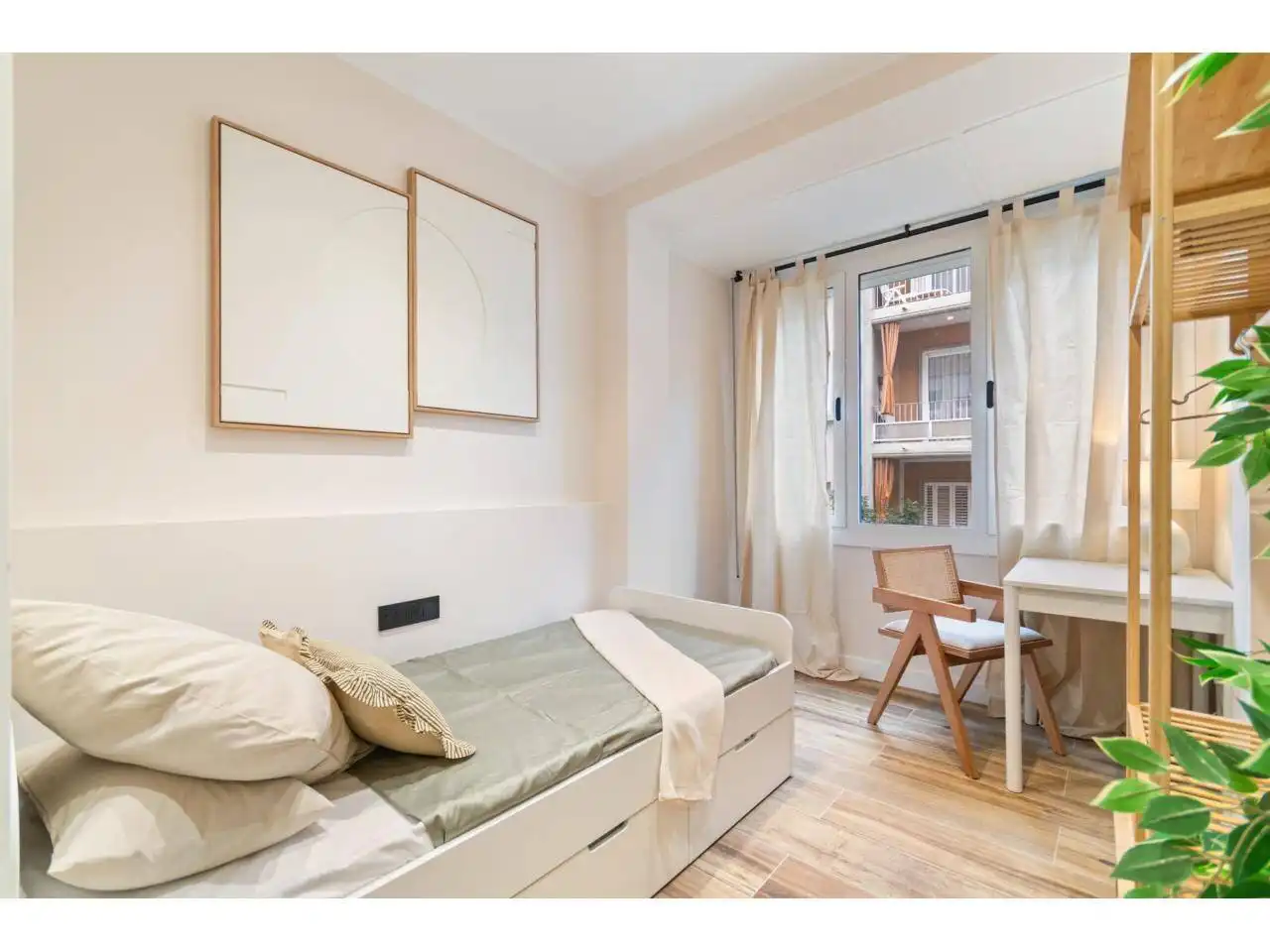 Bedroom of Flat for sale in Barcelona  with Air Conditioner, Heating and Balcony