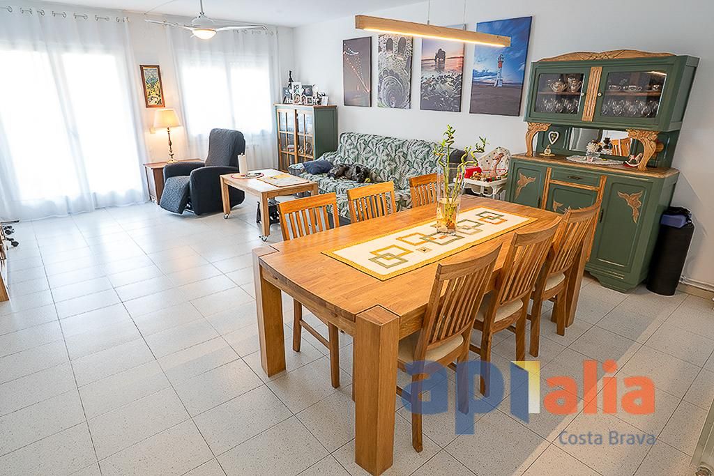 Sala d'estar de Apartament en venda en Palamós amb Calefacció