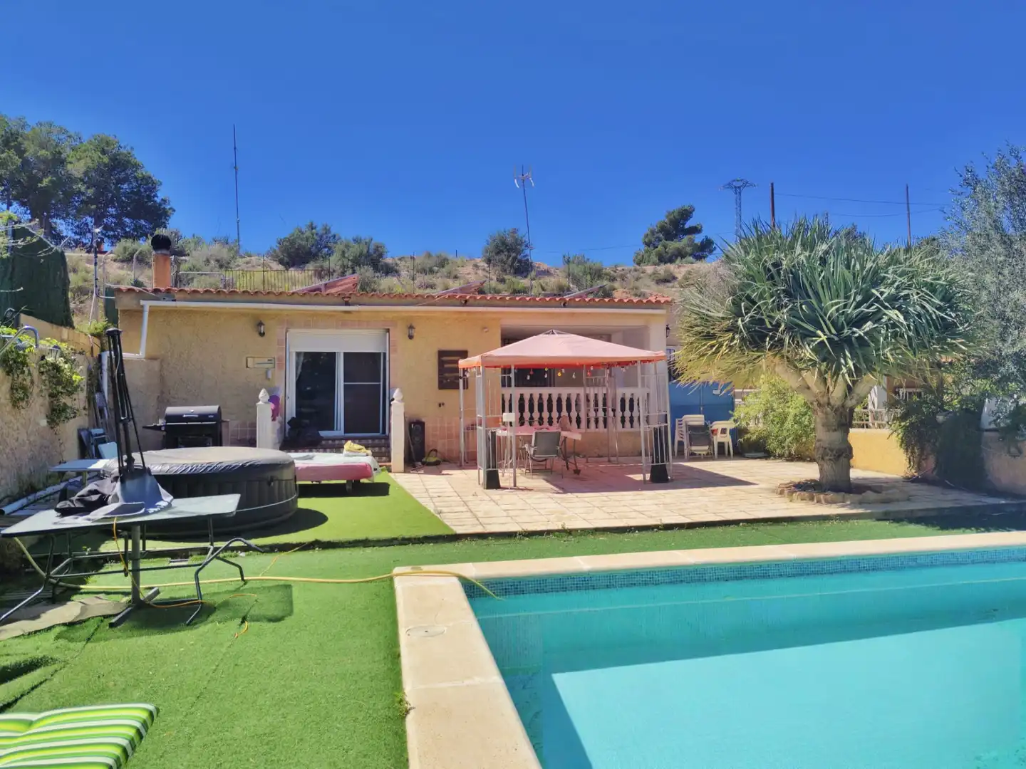 Vista exterior de Casa o xalet en venda en Crevillent amb Aire condicionat, Calefacció i Jardí privat