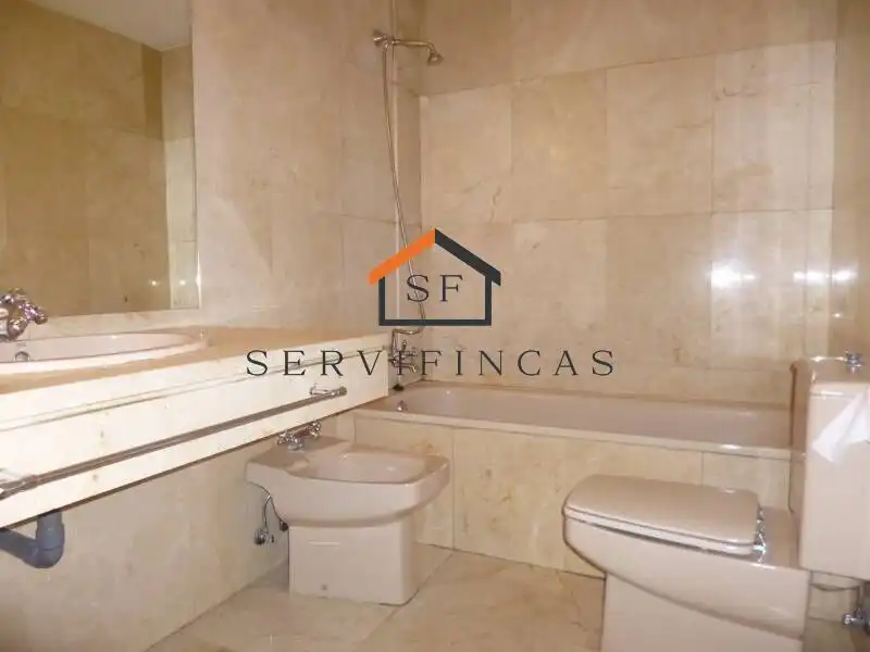 Badezimmer von Wohnung zum Verkauf in Madrid mit Klimaanlage, Heizung und Privatgarten
