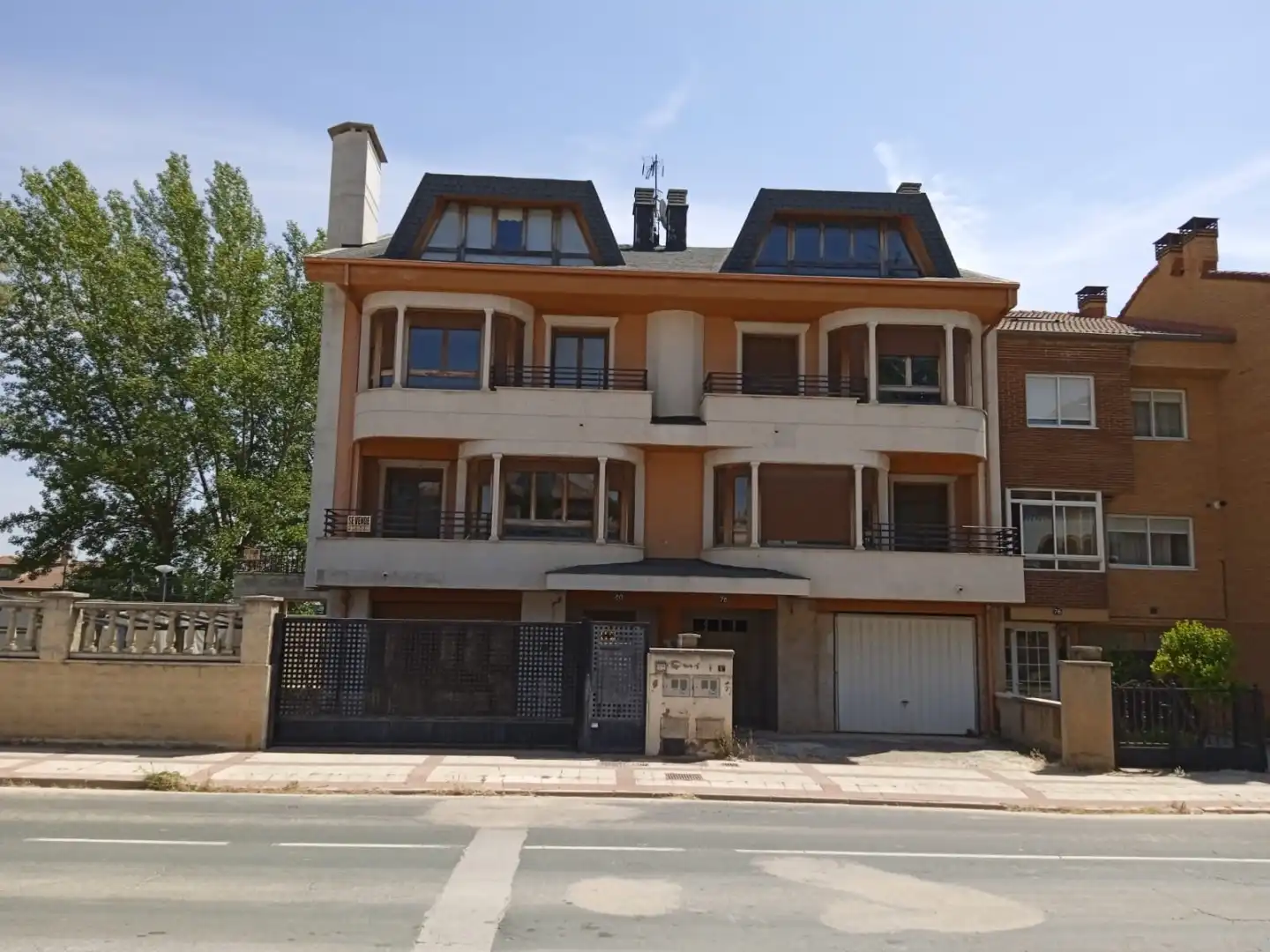 Chalet con jardín en venta en Avenida Reyes Católicos