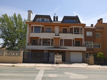 Xalet amb jardí en venda a Avenida Reyes Católicos