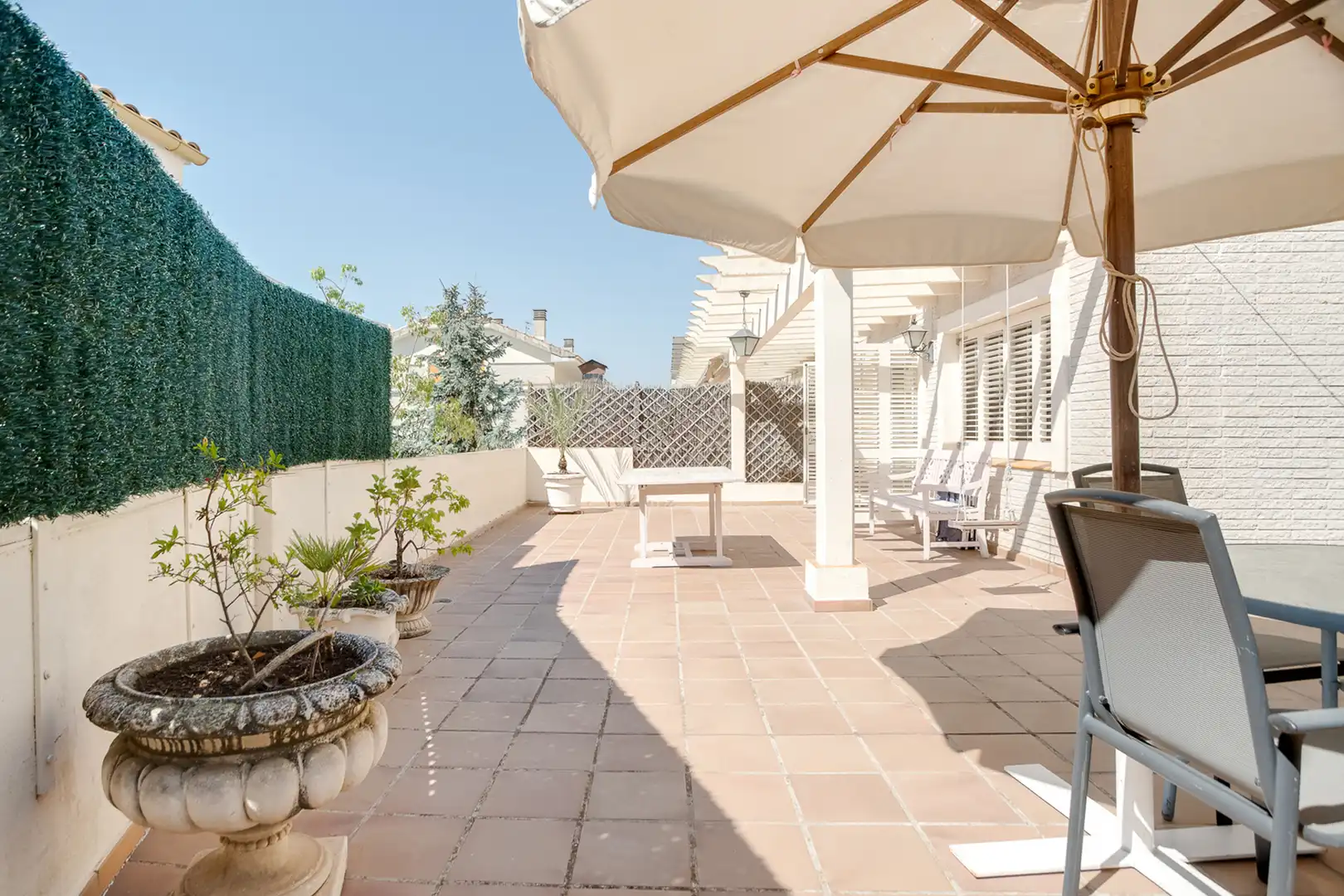 Terrasse von Einfamilien-Reihenhaus zum Verkauf in Premià de Dalt mit Klimaanlage, Heizung und Privatgarten