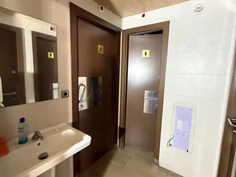 Bany de Local en venda en Barcelona amb Aire condicionat i Calefacció