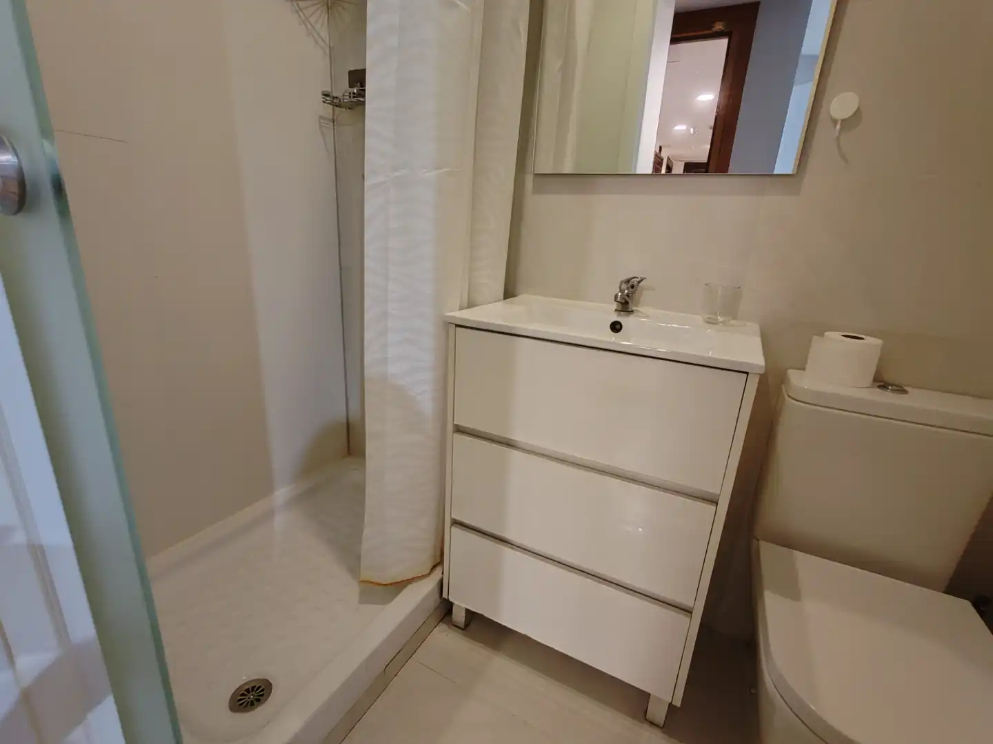 Baño de Piso en venta en Madrid con Amueblado, Lavadora y Microondas