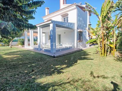 Vista exterior de Casa o xalet en venda en Vélez-Málaga amb Aire condicionat, Terrassa i Balcó