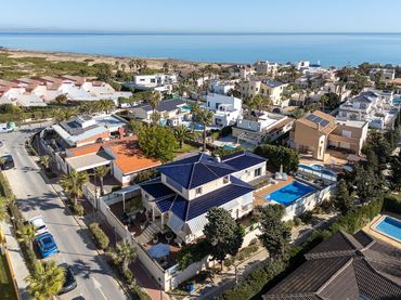 Chalet con piscina en venta en La Mata