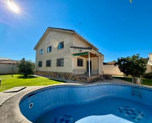 Exterior view of House or chalet for sale in Alcalá de Henares  with Terrace, Swimming Pool and Balcony