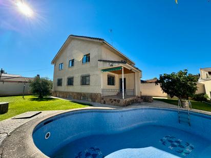 Vista exterior de Casa o xalet en venda en Alcalá de Henares amb Calefacció, Jardí privat i Terrassa