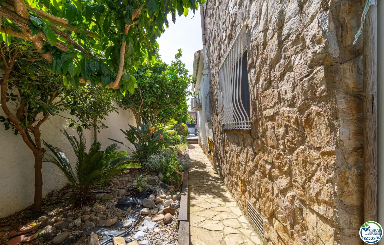 Vista exterior de Casa o xalet en venda en Empuriabrava amb Aire condicionat, Piscina i Moblat