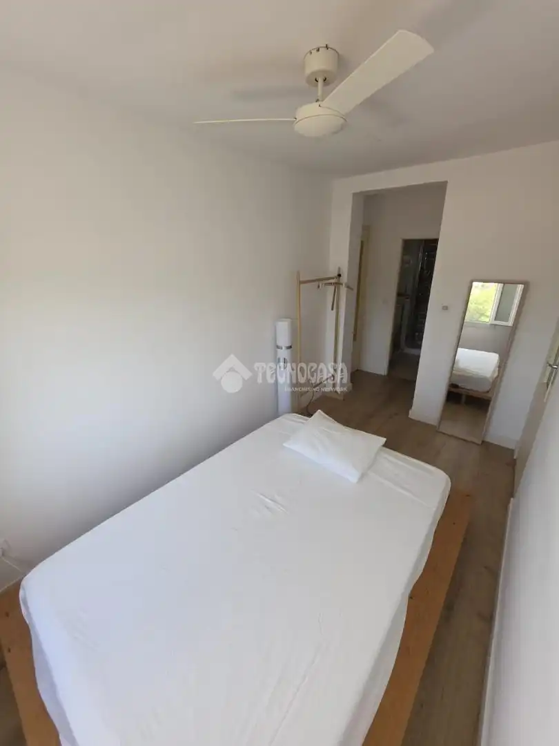 Bedroom of Flat for sale in Sevilla  with Air Conditioner, Terrace and Balcony