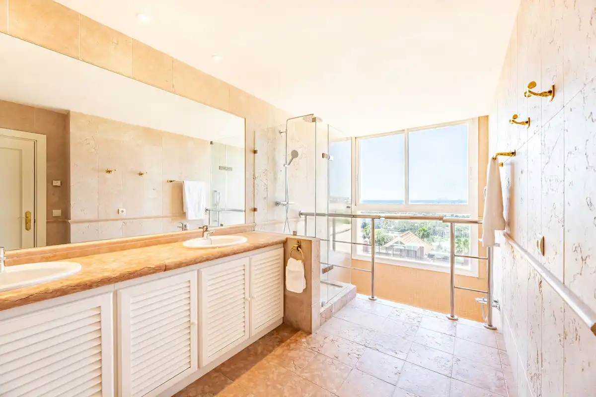 Baño de Ático en venta en Marbella con Aire acondicionado, Terraza y TV