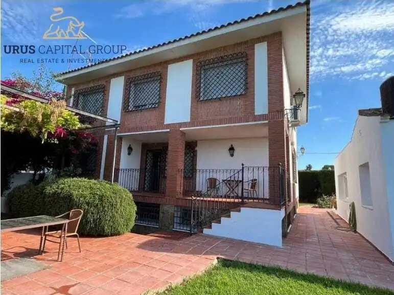 Vista exterior de Casa adosada en venda en Córdoba amb Aire condicionat, Calefacció i Jardí privat