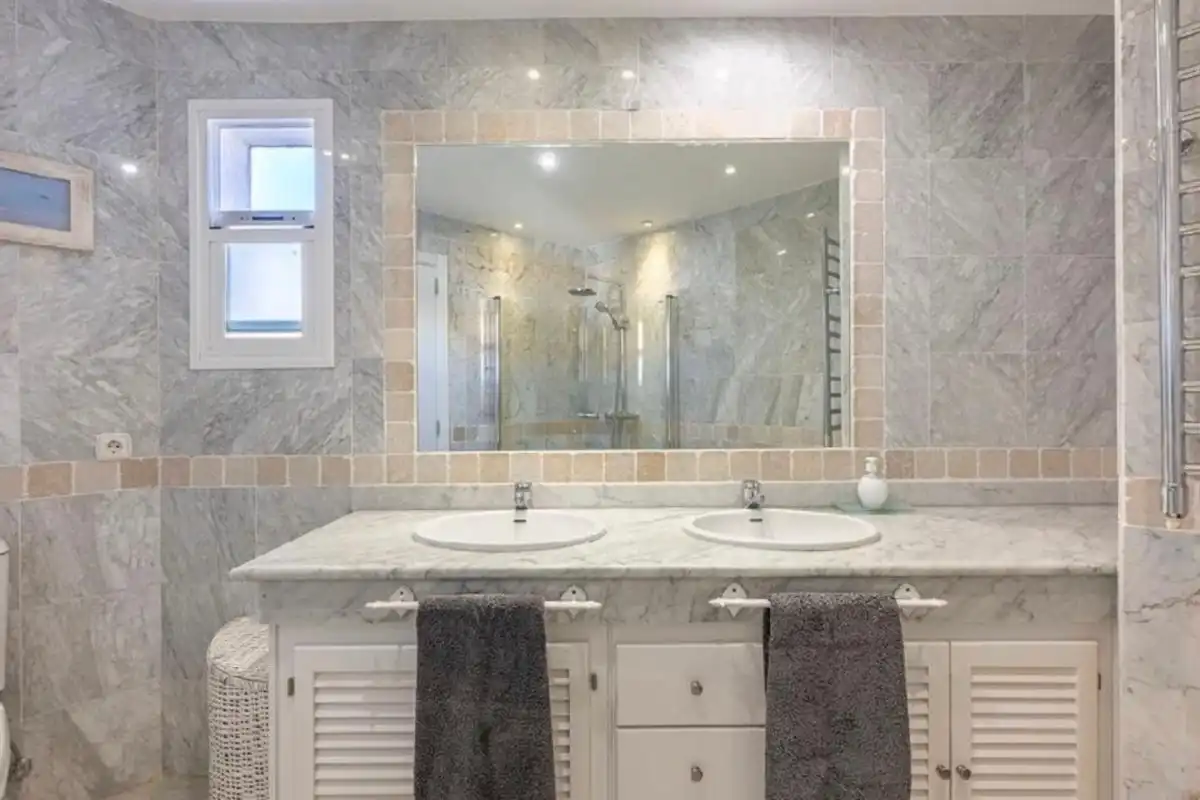 Badezimmer von Wohnung zum Verkauf in Marbella mit Klimaanlage, Heizung und Schwimmbad
