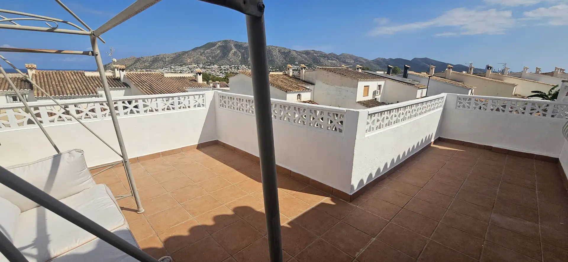 Außenansicht von Einfamilien-Reihenhaus zum Verkauf in L'Alfàs del Pi mit Abstellraum, Schwimmbad und Möbliert