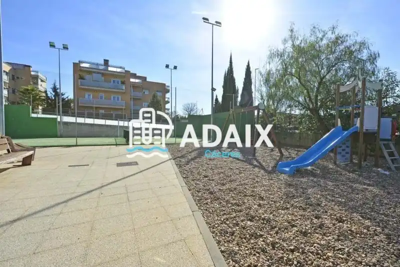 Vista exterior de Ático en venta en Cáceres con Aire acondicionado, Calefacción y Terraza