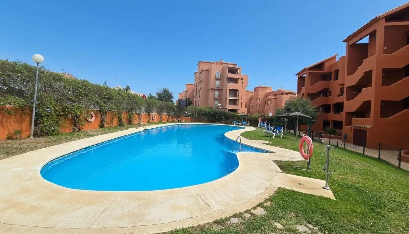 Schwimmbecken von Wohnungen zum Verkauf in Manilva mit Klimaanlage, Privatgarten und Terrasse