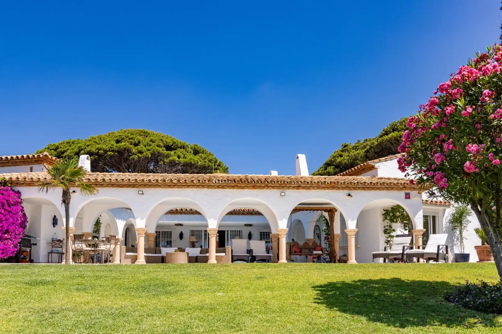 Vista exterior de Casa o xalet de lloguer en Marbella amb Aire condicionat, Jardí privat i Terrassa
