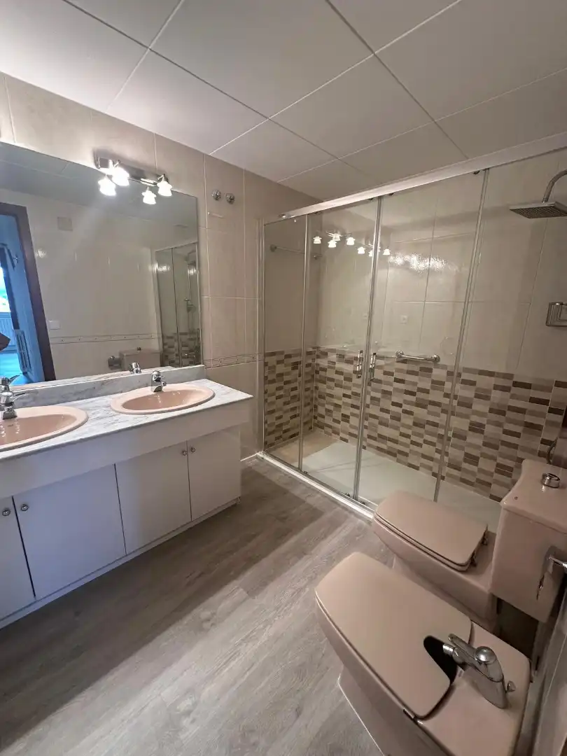 Baño de Ático de alquiler en Manresa con Calefacción, Jardín privado y Parquet