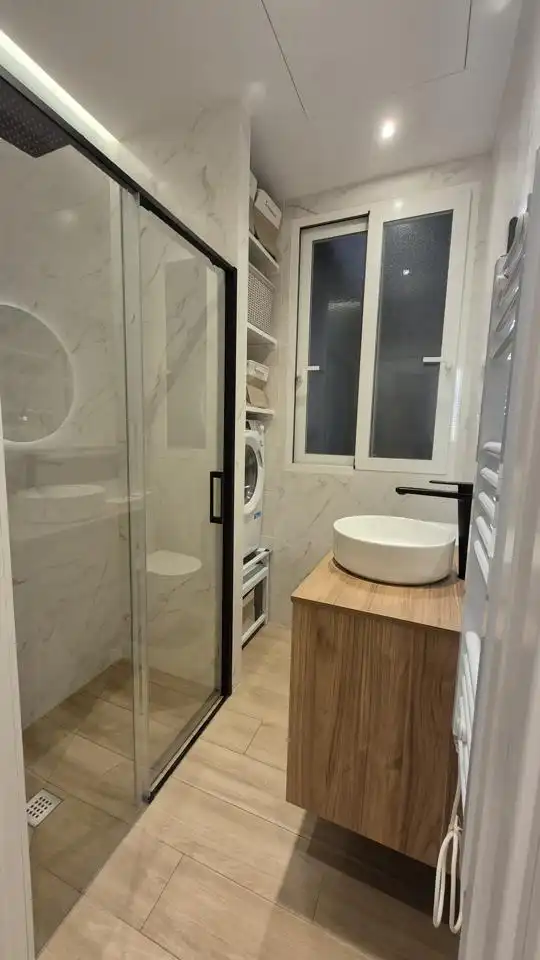 Badezimmer von Erdgeschoss zur Miete in Madrid mit Klimaanlage