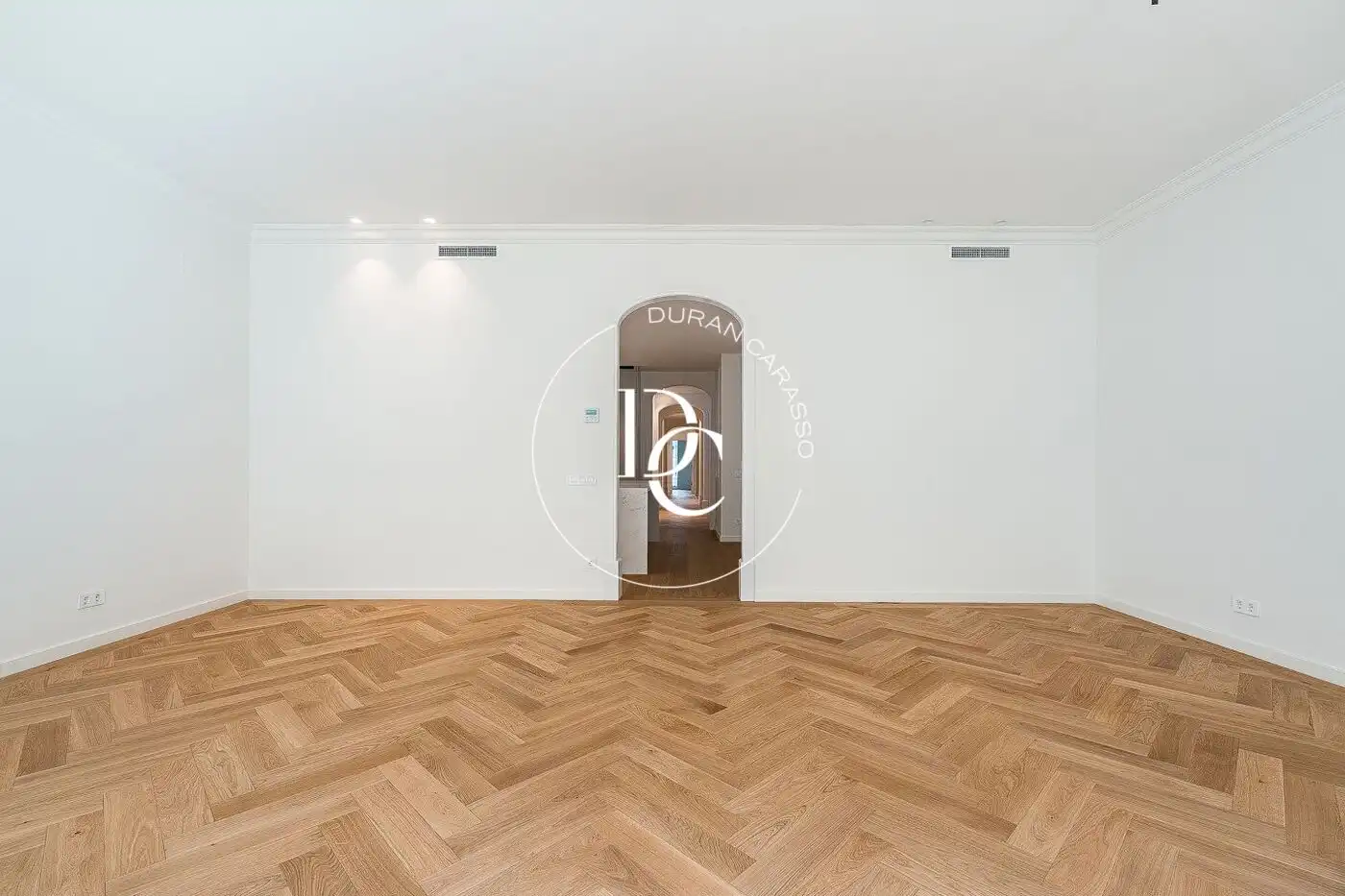 Wohnung zum Verkauf in Barcelona mit Klimaanlage, Heizung und Terrasse