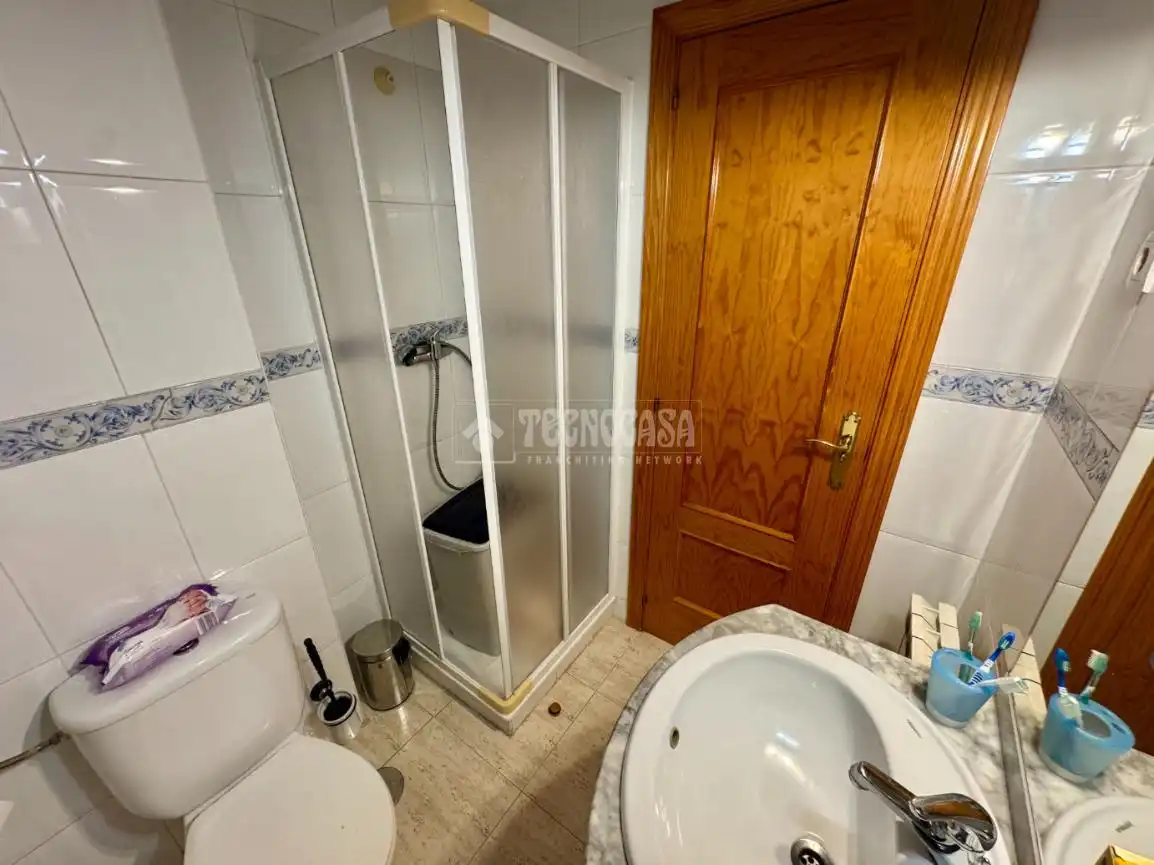 Baño de Casa adosada en venta en Villanueva de la Torre con Aire acondicionado