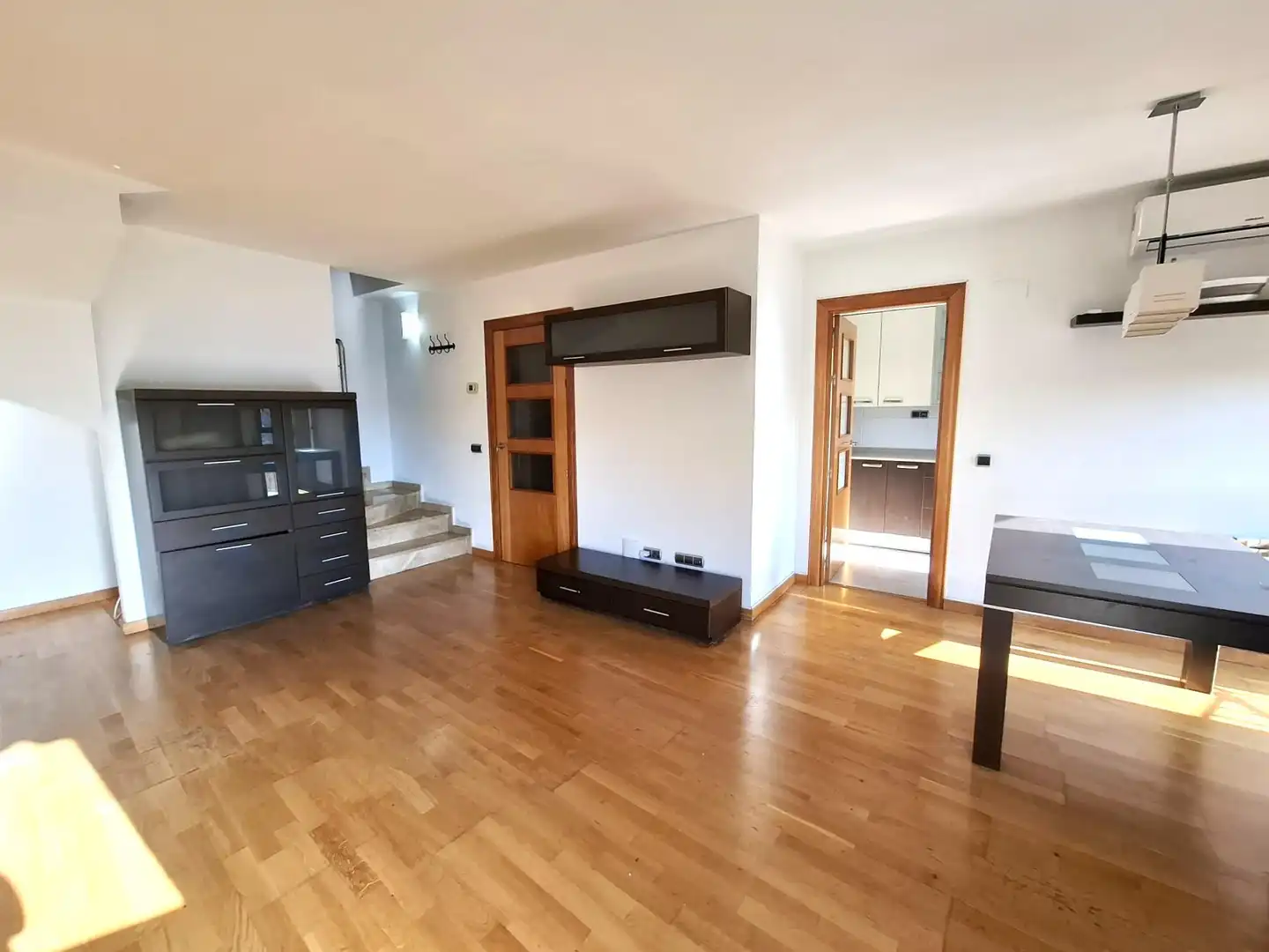 Sala de estar de Dúplex en venta en Olesa de Montserrat con Aire acondicionado, Calefacción y Jardín privado