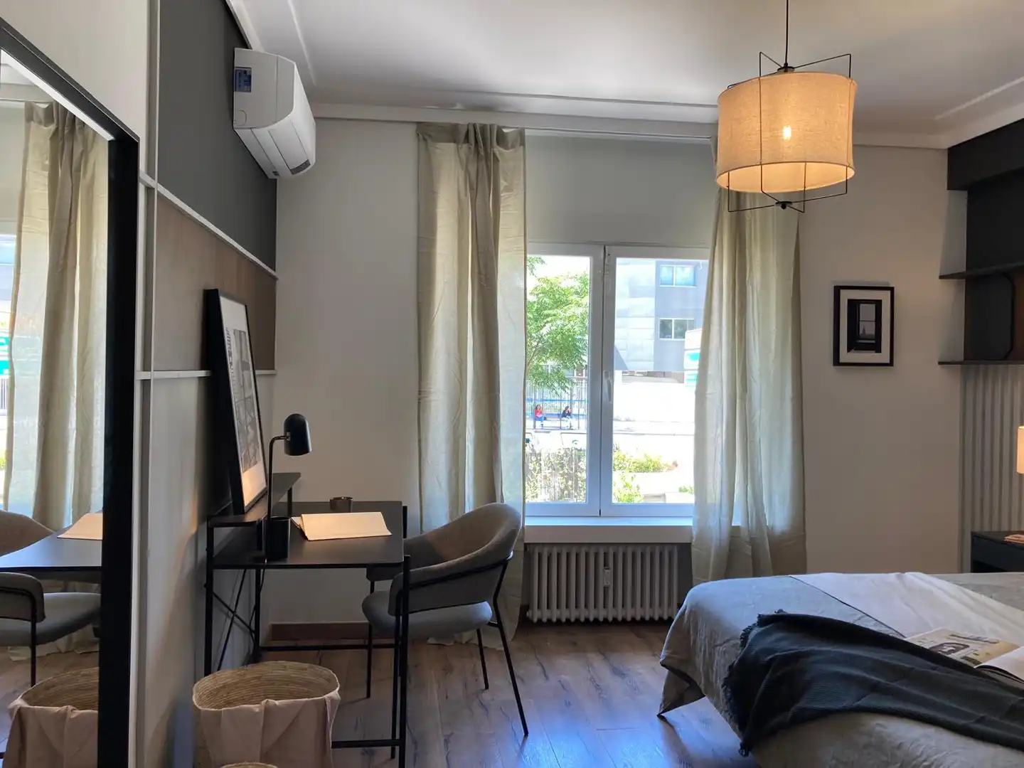 Dormitori de Apartament de lloguer en Madrid amb Aire condicionat, Calefacció i Moblat