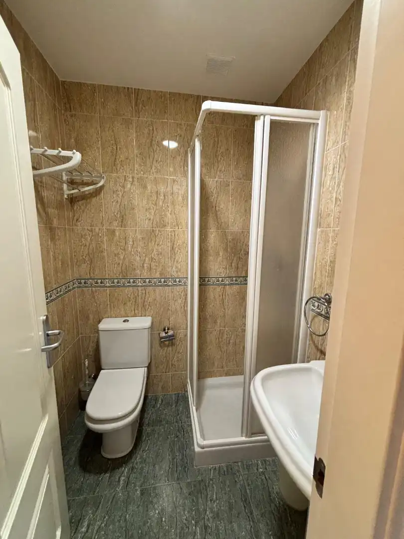 Baño de Ático de alquiler en Motril con Aire acondicionado, Calefacción y Jardín privado