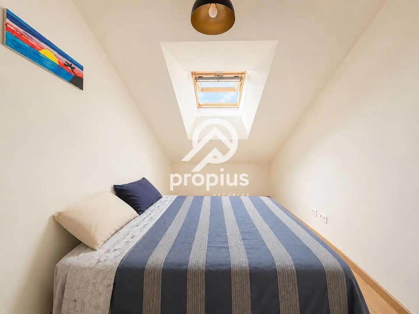 Schlafzimmer von Dachboden zum Verkauf in Llanes mit Abstellraum