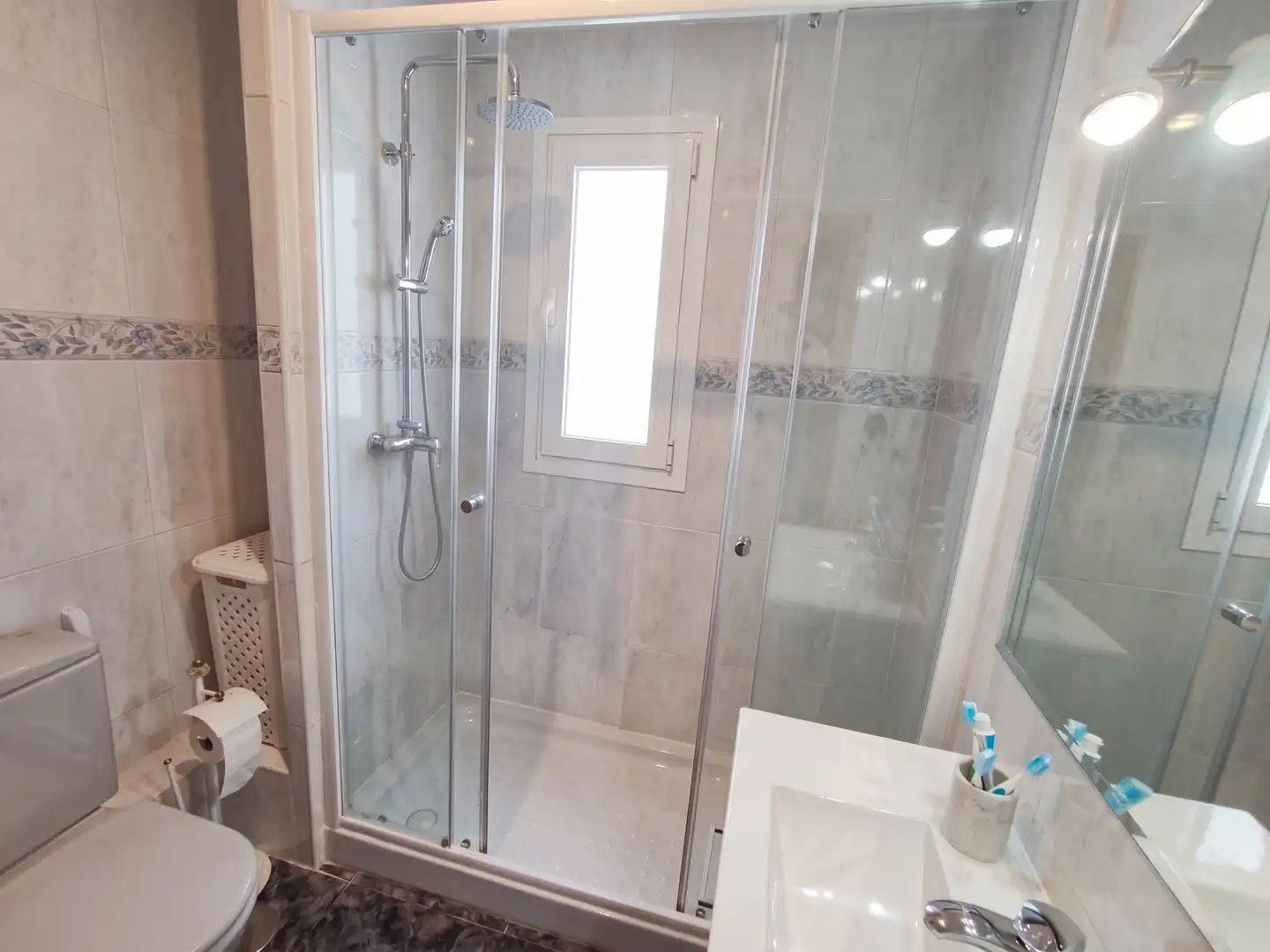 Bathroom of Flat for sale in Parla  with Air Conditioner, Heating and Storage room