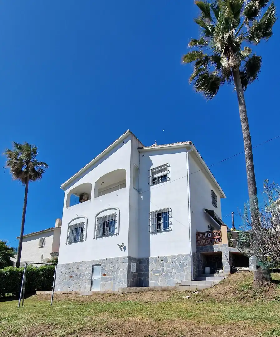 Vista exterior de Casa o xalet en venda en Mijas amb Aire condicionat, Jardí privat i Terrassa