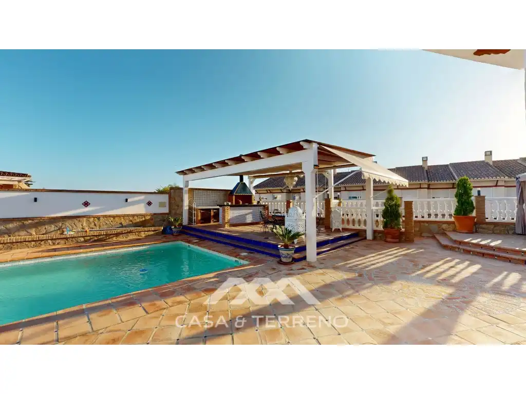 Vista exterior de Casa o xalet en venda en Vélez-Málaga amb Piscina, Moblat i TV