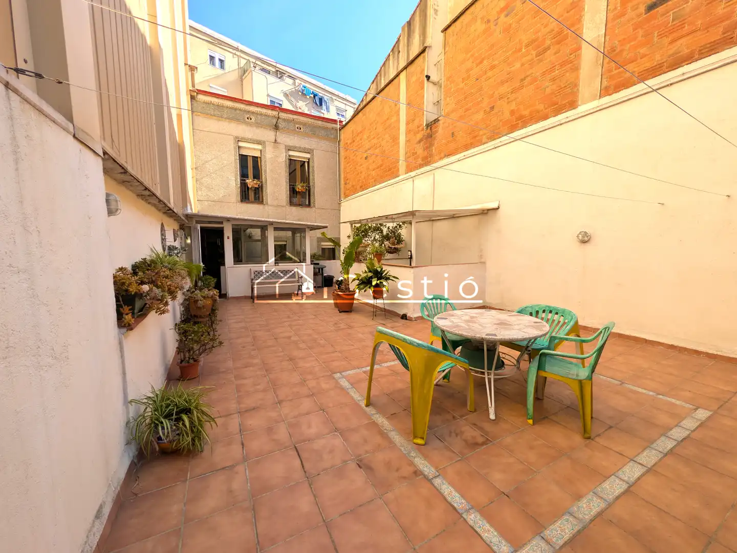 Terrasse von Einfamilien-Reihenhaus zum Verkauf in Santa Coloma de Gramenet mit Klimaanlage, Heizung und Privatgarten