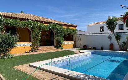 Piscina de Casa o xalet en venda en Alcalá del Río amb Aire condicionat i Piscina