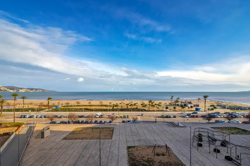 Vista exterior de Pis en venda en Empuriabrava amb Piscina