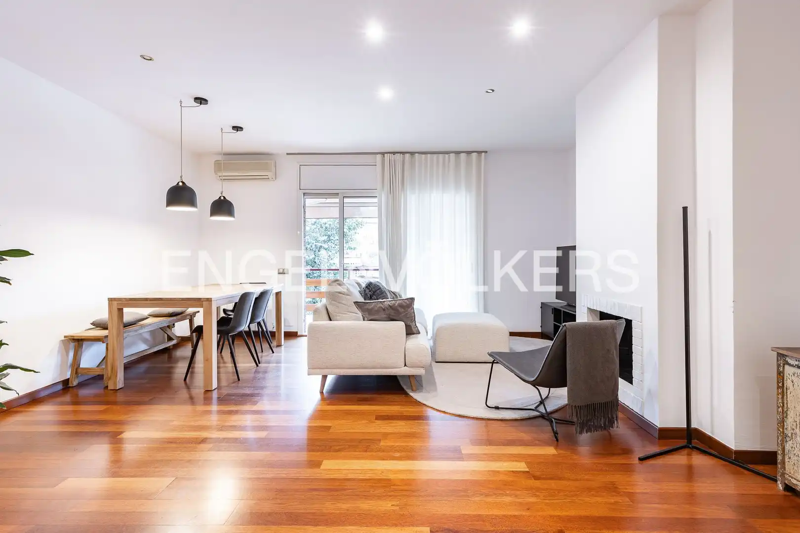 Vista exterior de Piso en venta en Sant Cugat del Vallès con Aire acondicionado, Calefacción y Jardín privado