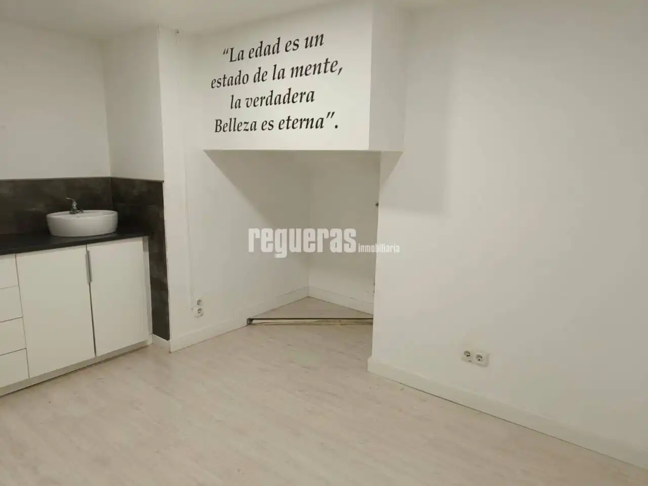 Business premises to rent in Calle castillo de Gauzon 12, imagen 4