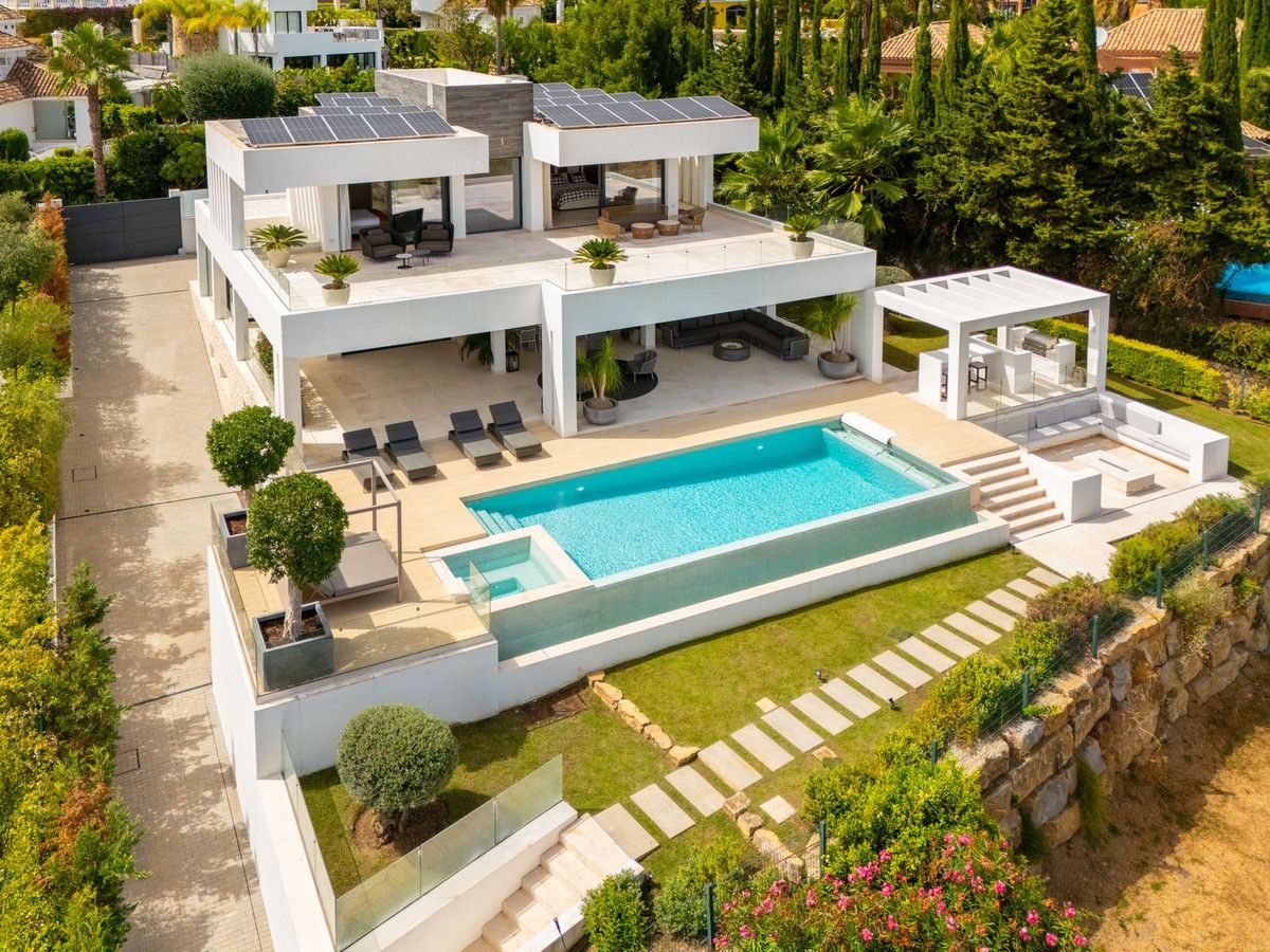 Vista exterior de Casa o xalet en venda en Marbella amb Aire condicionat, Jardí privat i Terrassa