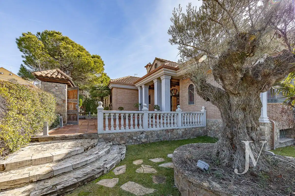 Vista exterior de Casa o chalet en venta en El Casar con Aire acondicionado, Calefacción y Jardín privado