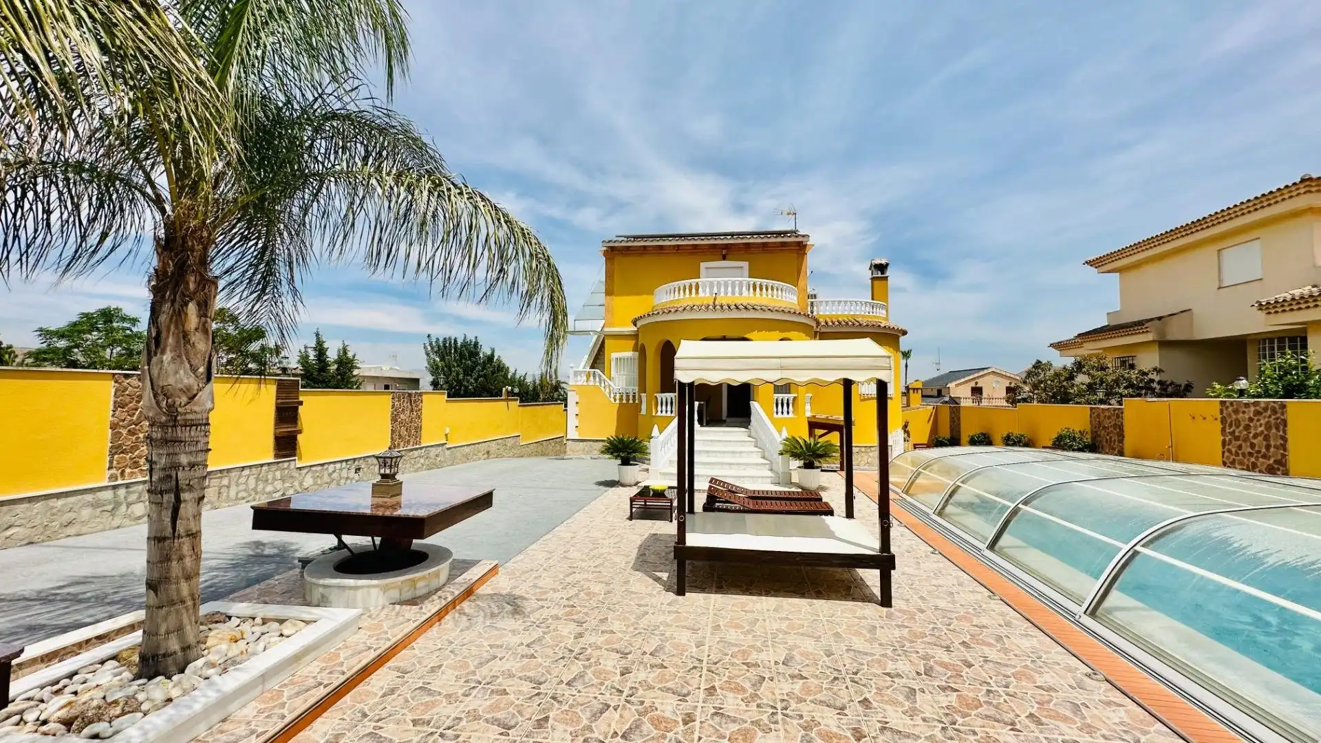 Vista exterior de Casa o xalet en venda en Orihuela amb Calefacció, Jardí privat i Terrassa