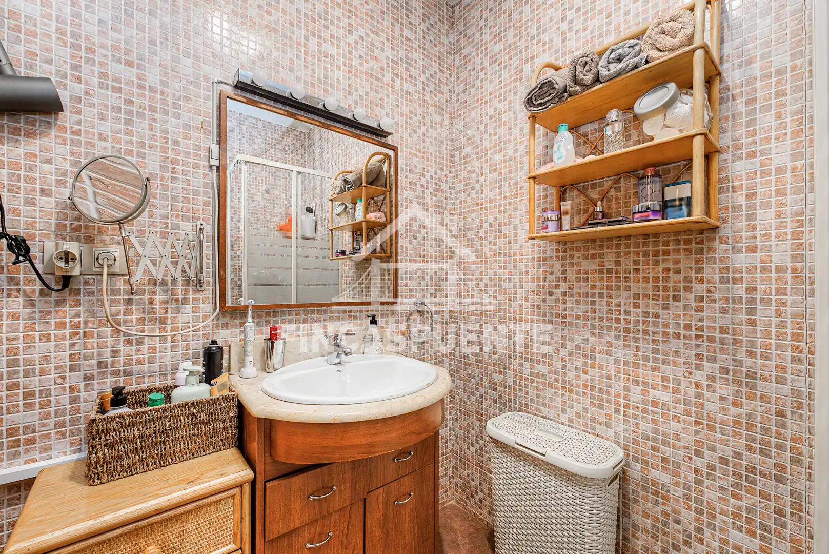 Badezimmer von Erdgeschoss zum Verkauf in Barcelona mit Klimaanlage und Heizung