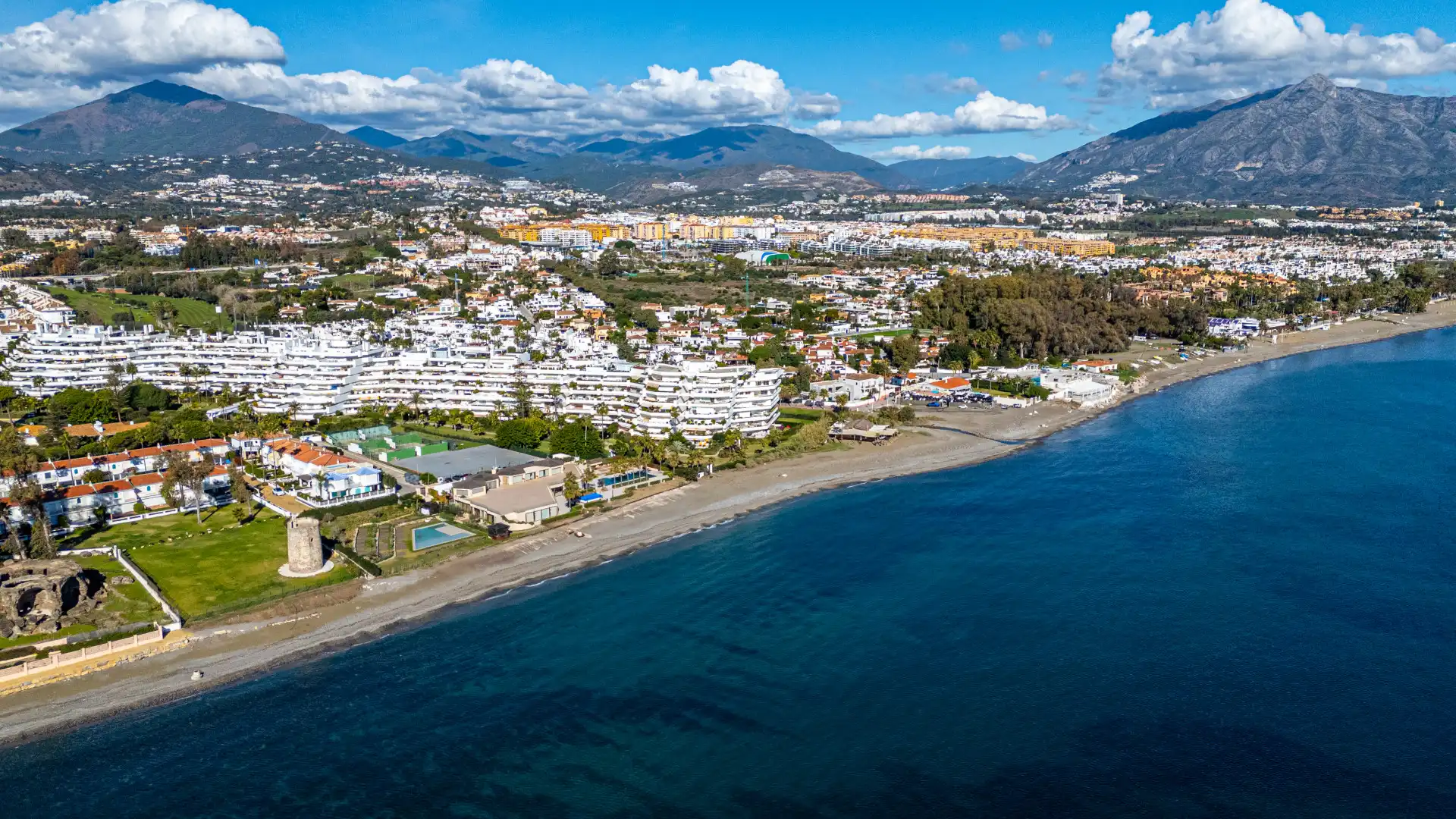 Vista exterior de Apartament en venda en Marbella amb Calefacció, Terrassa i Piscina